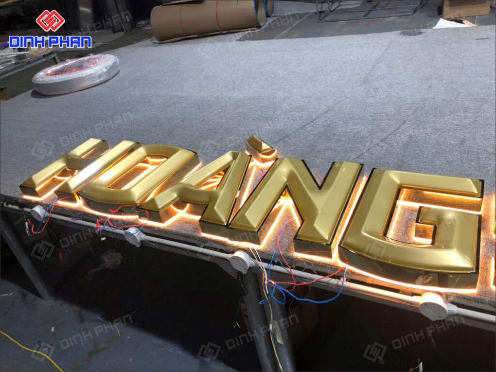 Chữ mica sáng chân