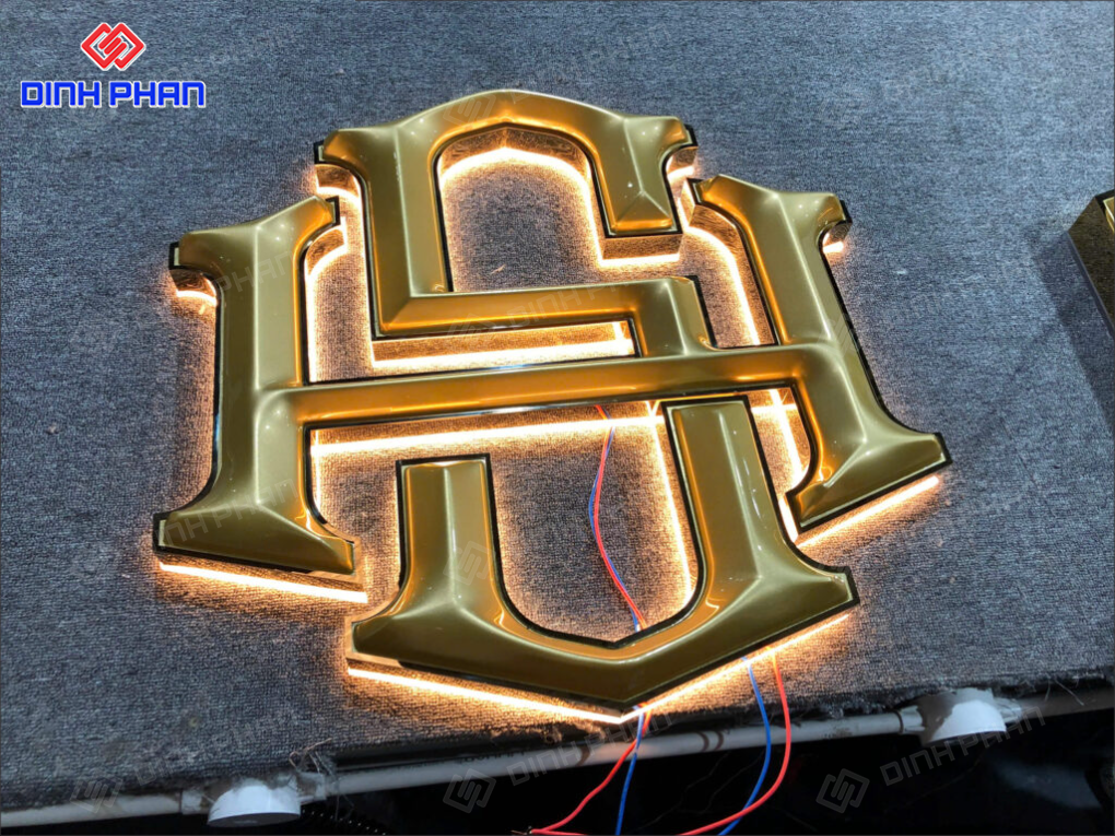 Chữ mica sáng chân