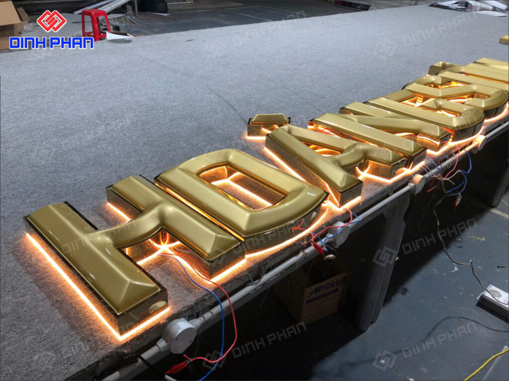 Chữ mica sáng chân