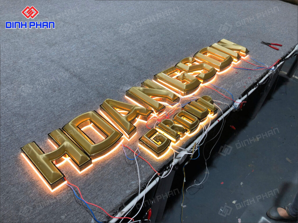 Chữ mica sáng chân