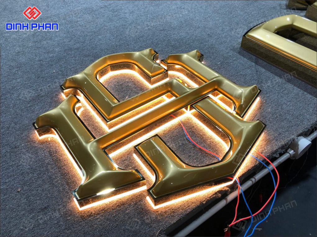 Chữ mica sáng chân