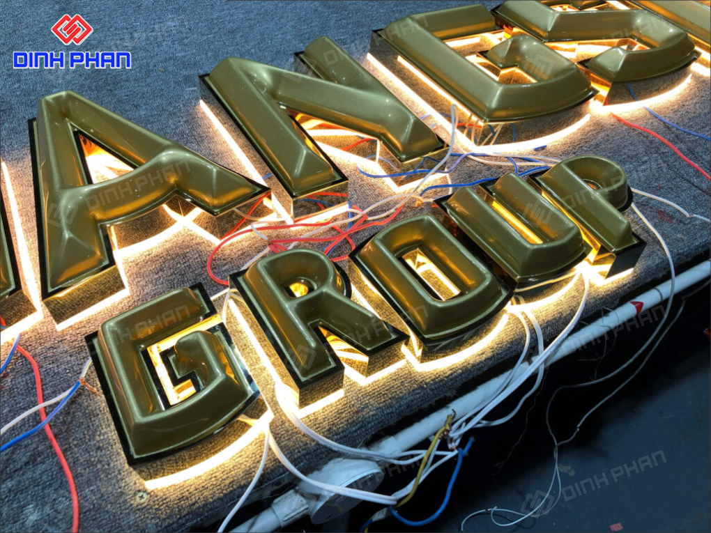 Chữ mica sáng chân