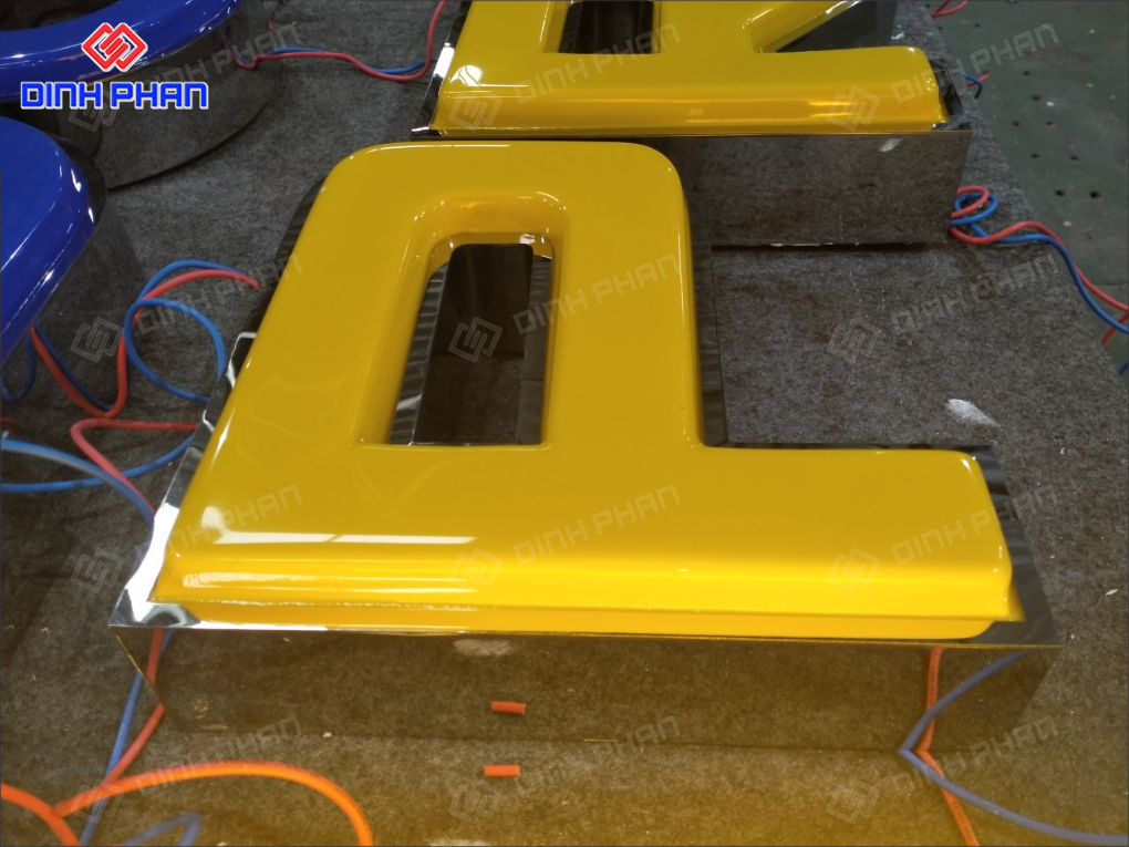 Chữ mica uốn nổi