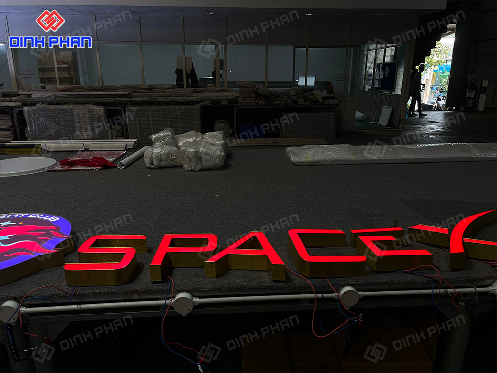 Chữ nhôm có gờ