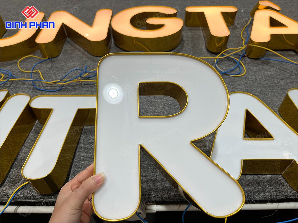 Chữ nhôm có gờ