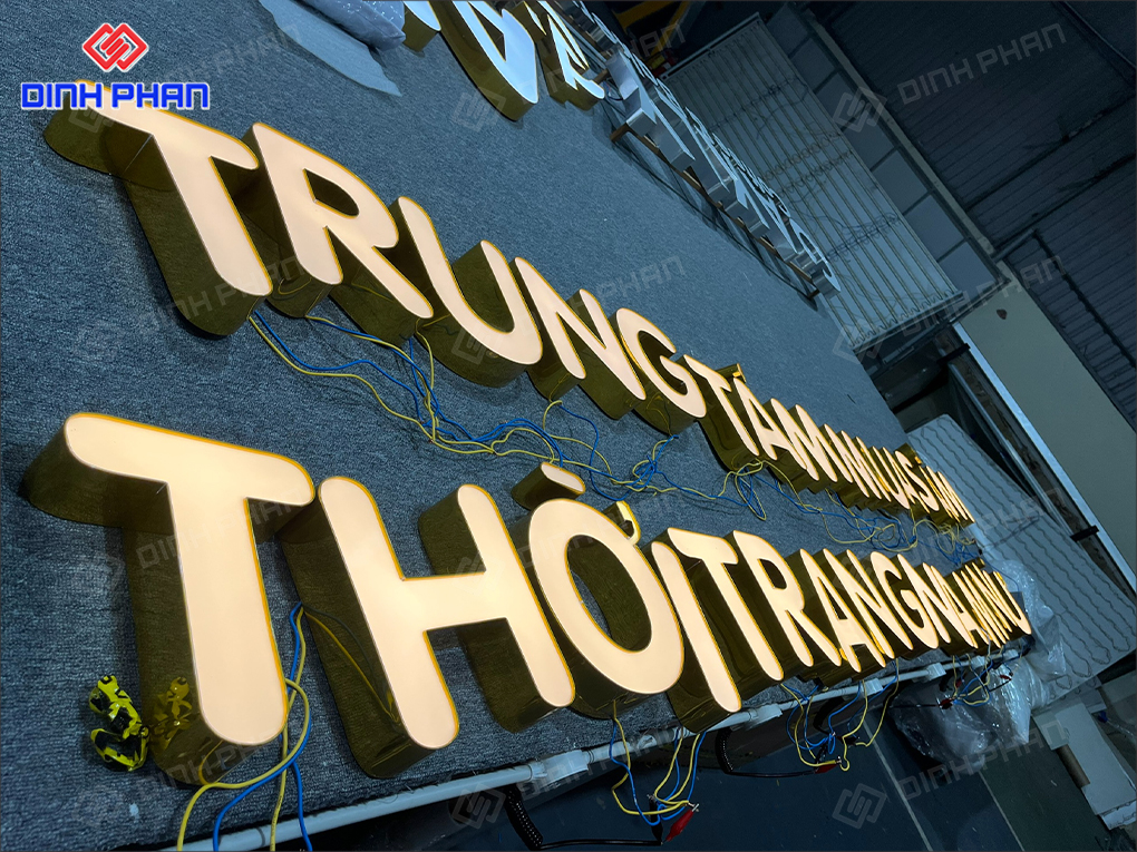 Chữ nhôm có gờ