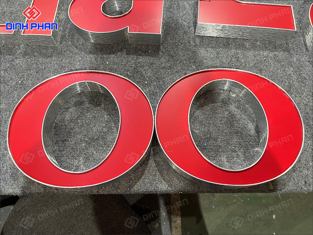 Chữ nhôm có gờ