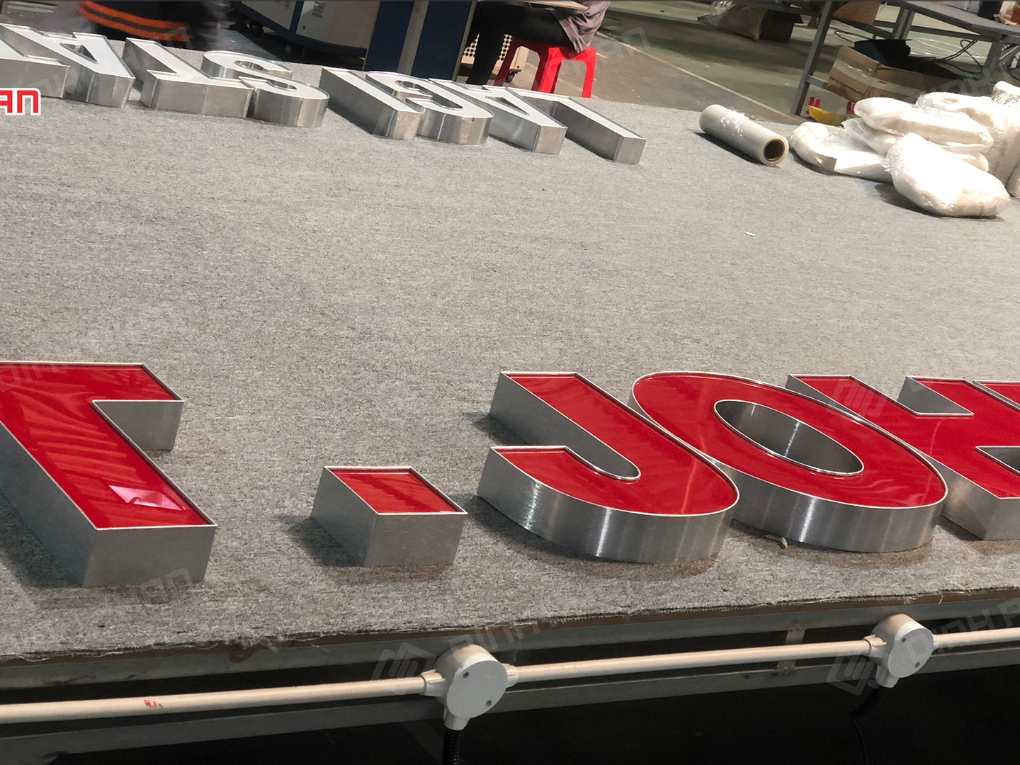 Chữ nhôm trắng xước