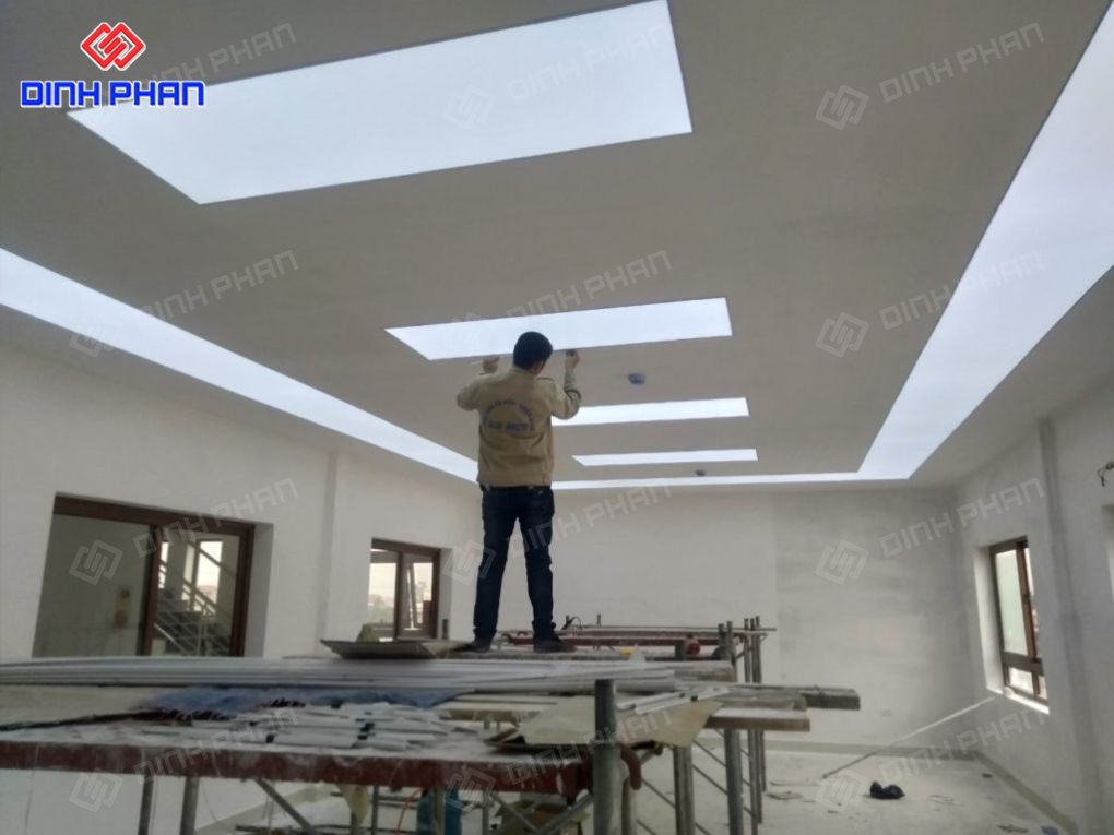 Làm trần xuyên sáng