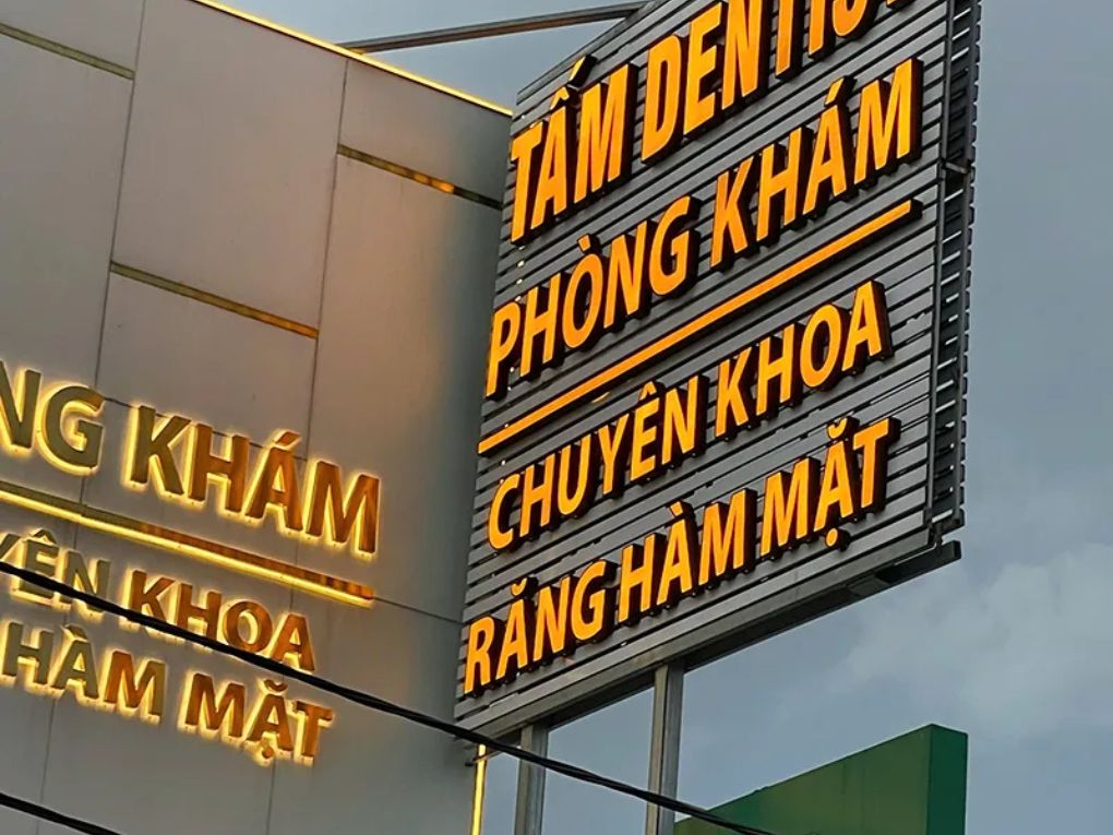 Bảng hiệu alu chữ nổi