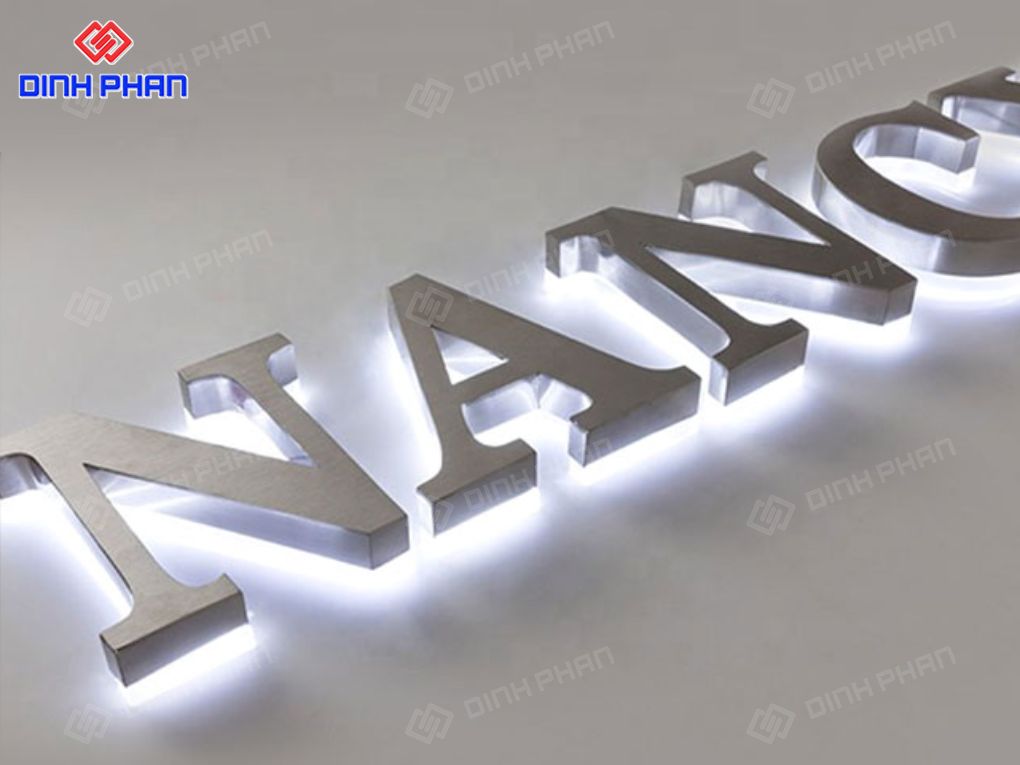 Chữ inox hắt sáng chân