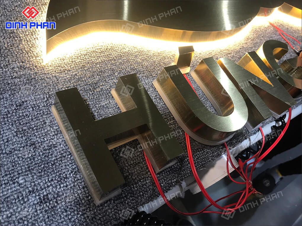 Chữ inox hắt sáng chân
