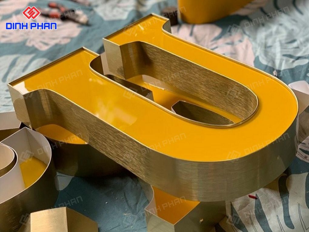 Nên làm chữ mica hay inox