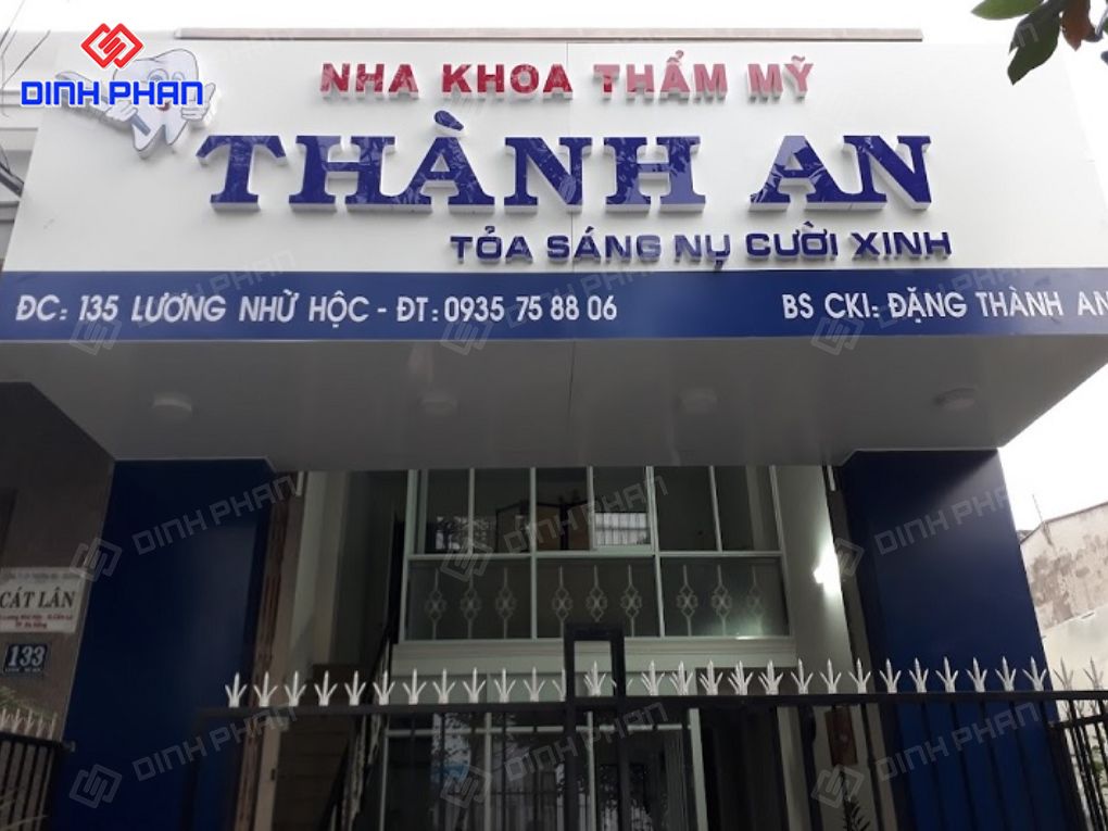 Bảng alu chữ nổi