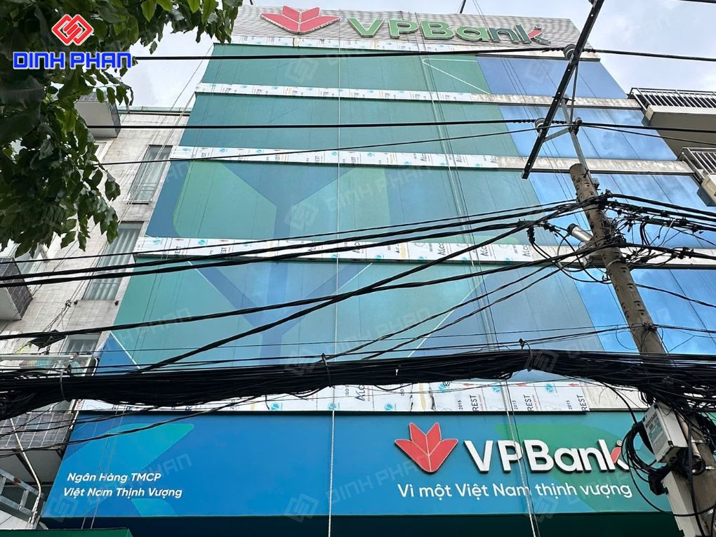 Bảng hiệu tòa nhà