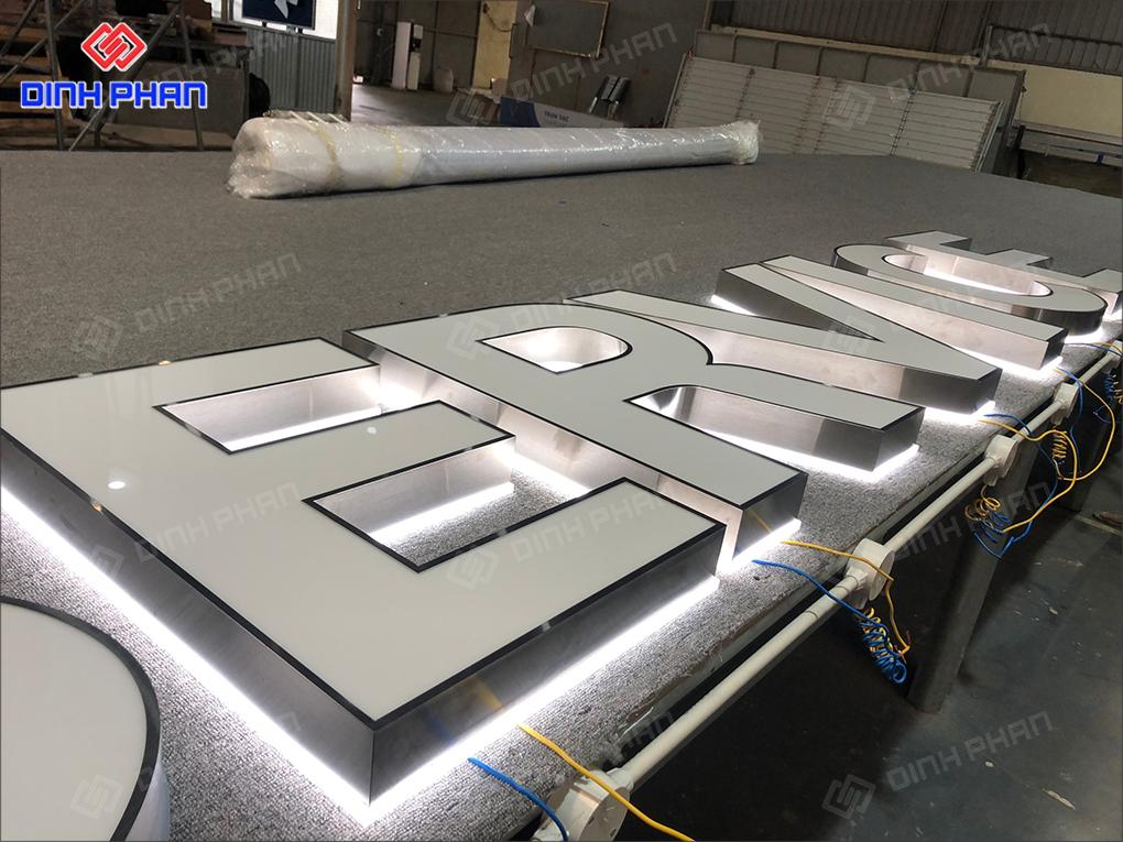 Giá chữ nổi mica gắn đèn led