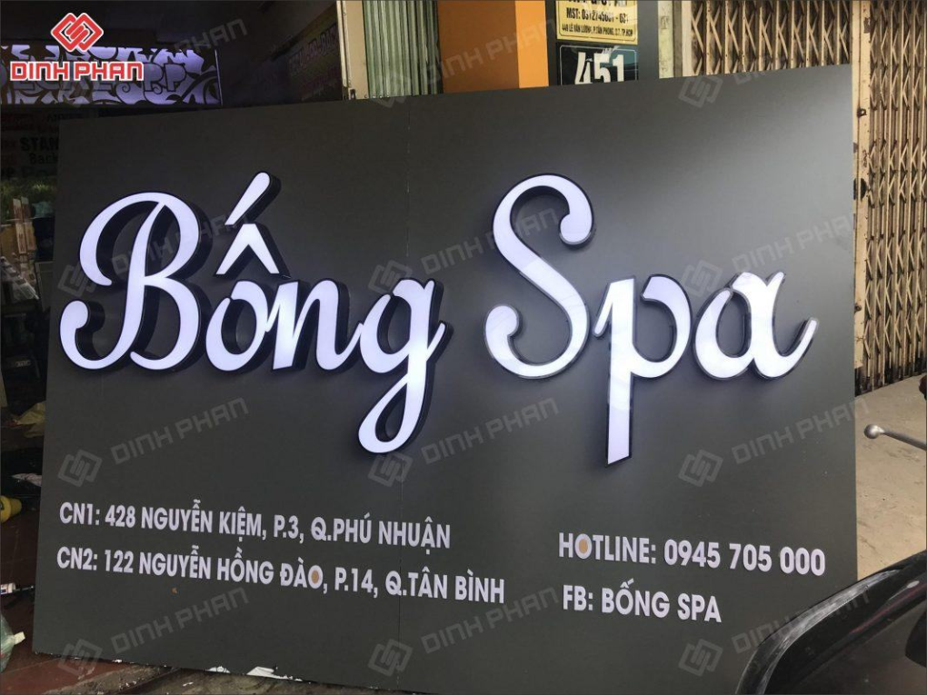 Bảng hiệu Bông Spa với nền tối và chữ nổi tương phản