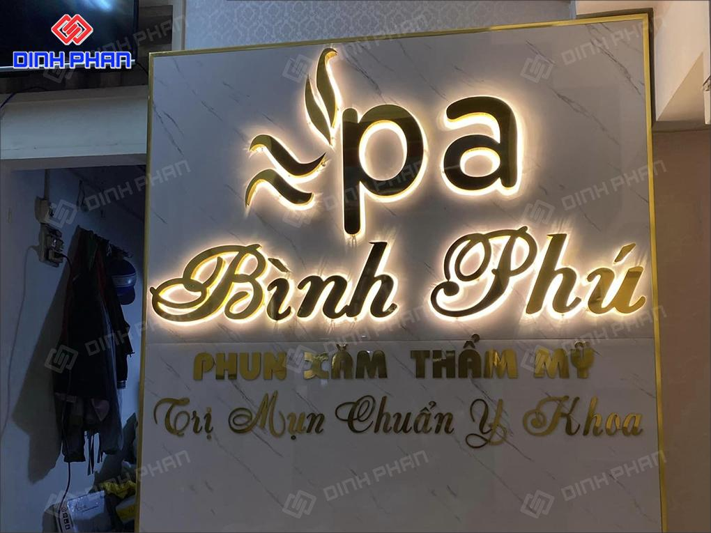 Bảng hiệu spa nền vân đá kết hợp chữ nổi và ánh sáng hắt