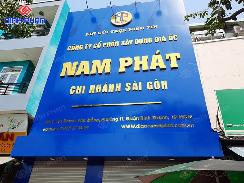 Bảng hiệu alu mặt tiền công ty địa ốc Nam Phát.