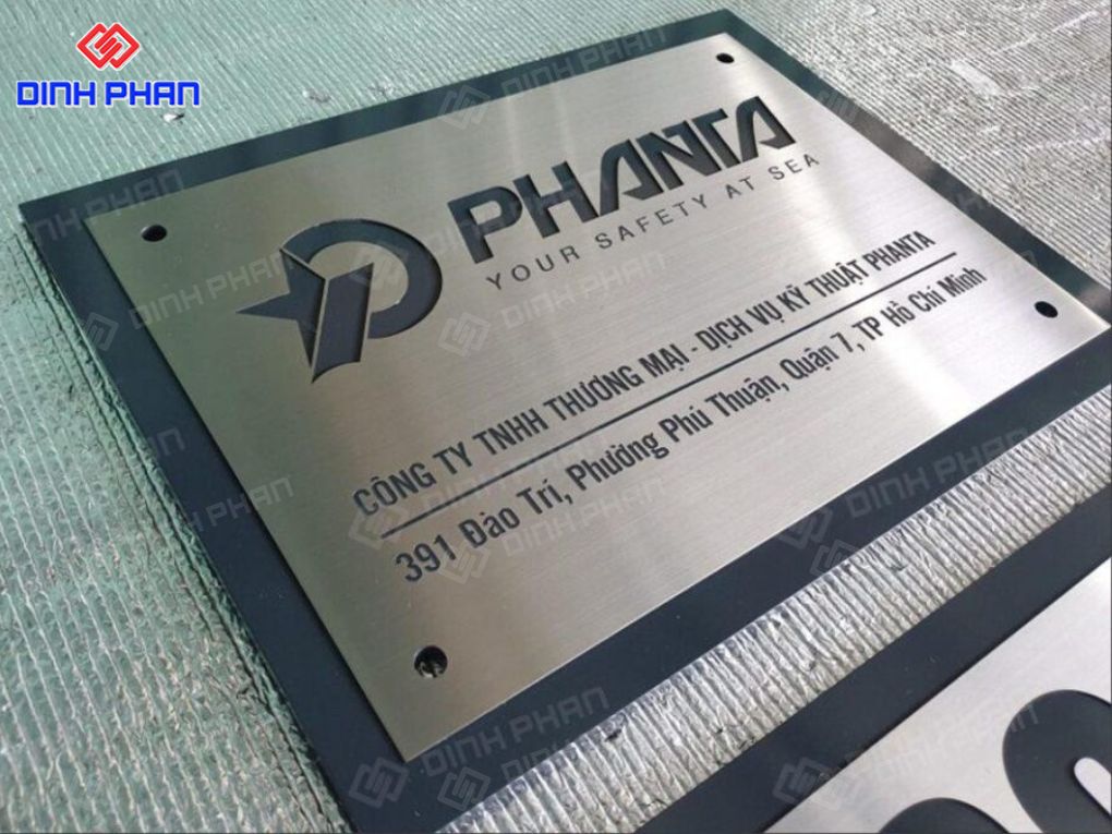 Biển tên công ty inox ăn kim loại thương hiệu Phanta.