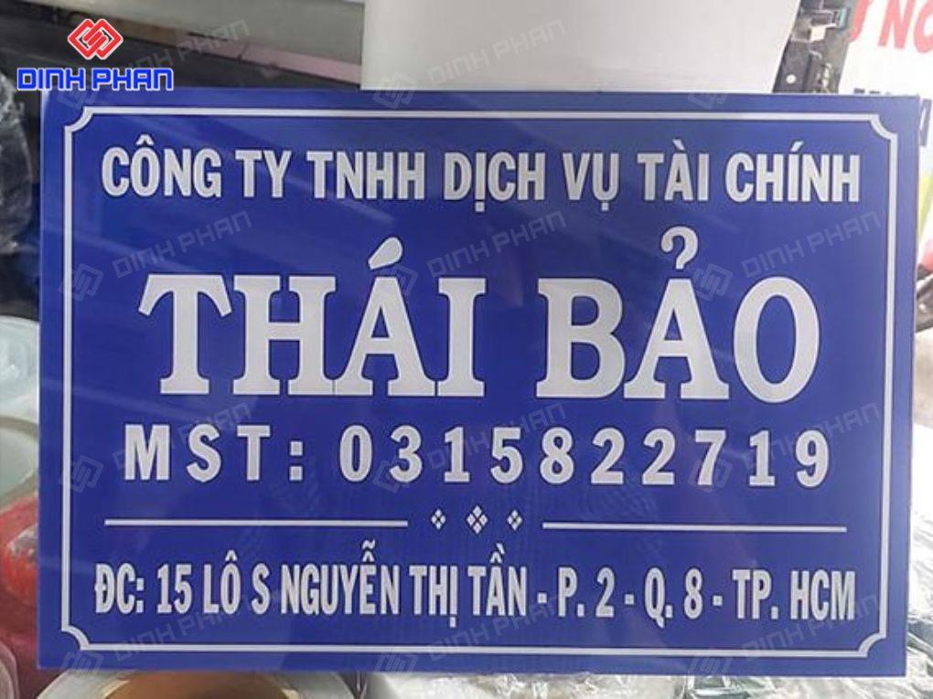 Biển hiệu mica xanh nền trắng Công ty Thái Bảo.
