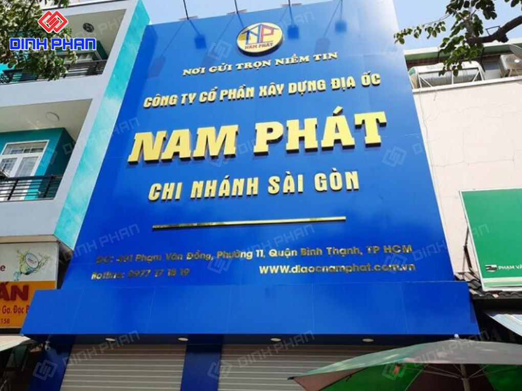 Bảng hiệu alu xanh chữ nổi mica công ty Nam Phát.