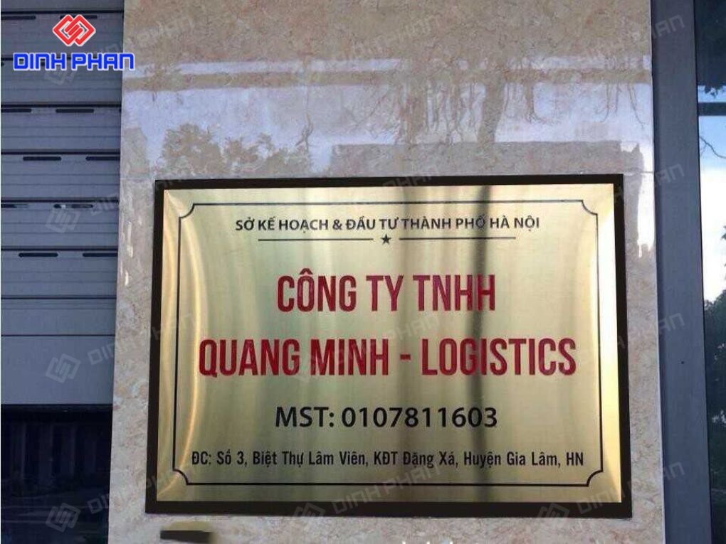 Biển tên công ty inox vàng xước Quang Minh Logistics.