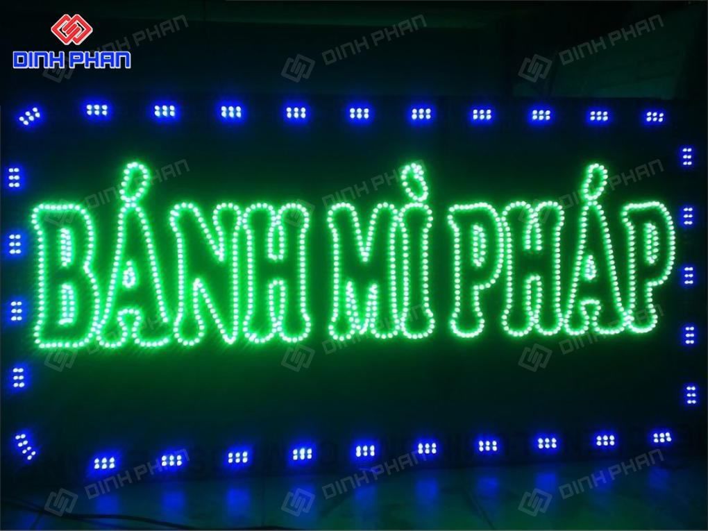 ảng hiệu LED vẫy cửa hàng "Bánh Mì Pháp" nổi bật.
