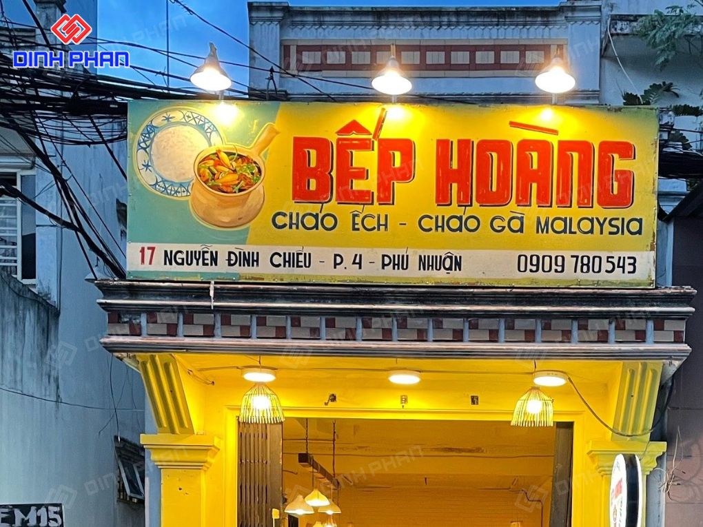 Bảng hiệu Bếp Hoàng sắc vàng rực rỡ hoài cổ.