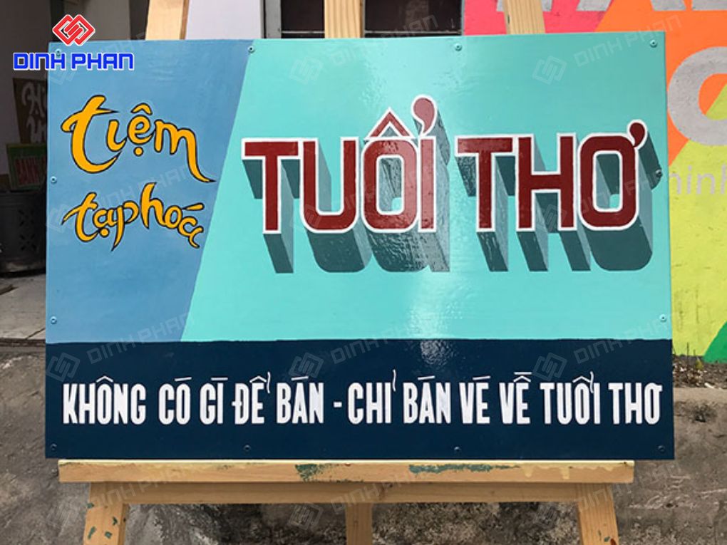 Bảng hiệu Tiệm Tạp Hóa Tuổi Thơ chữ uốn cổ điển.