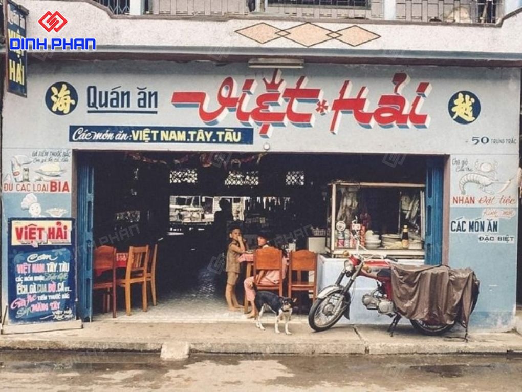 Mặt tiền Quán Ăn Việt Hải đậm chất Sài Gòn xưa.