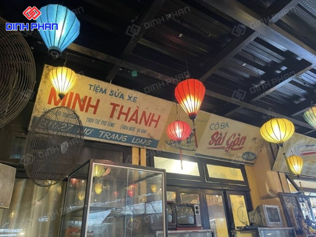 Bảng hiệu Cà Phê Út Lành phối màu trắng đen cổ kính.