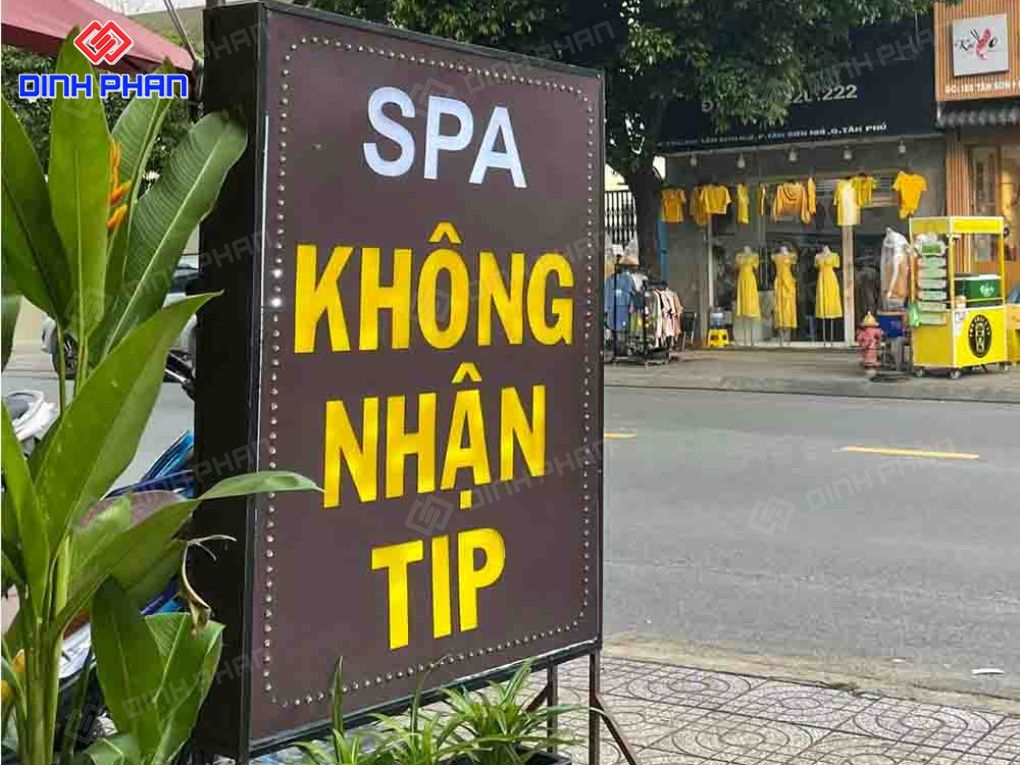 Biển vẫy spa đứng viền LED thông báo dịch vụ thu hút.
