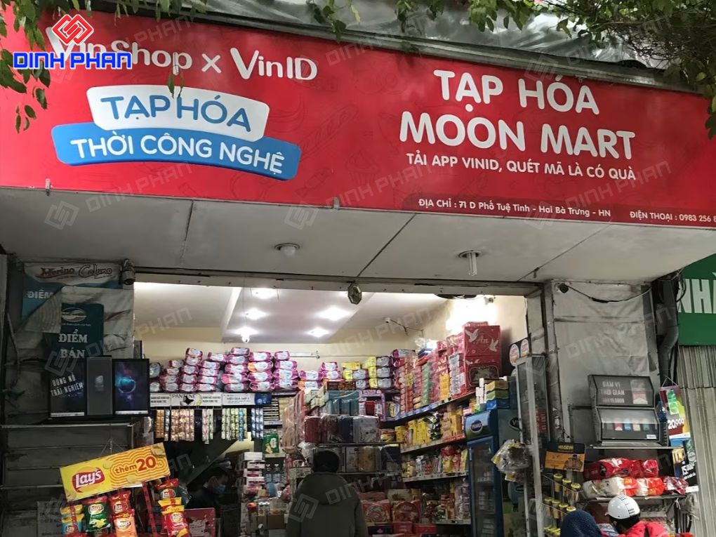 Biển hiệu VinShop kết hợp Tạp Hóa Moon Mart.