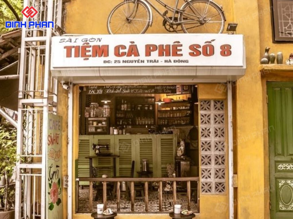 Bảng hiệu Tiệm Cà Phê Số 8 mộc mạc.
