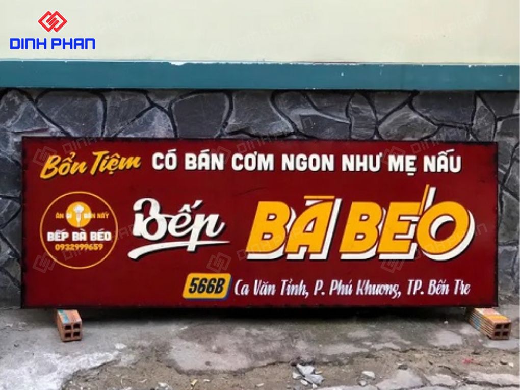 Bảng hiệu Bếp Bà Béo màu đỏ nổi bật.