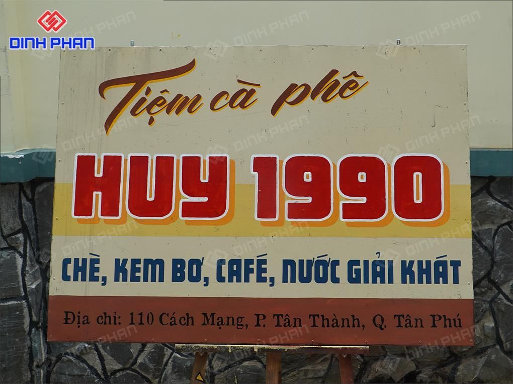 Bảng hiệu Tiệm Cà Phê Huy 1990 đơn sơ.