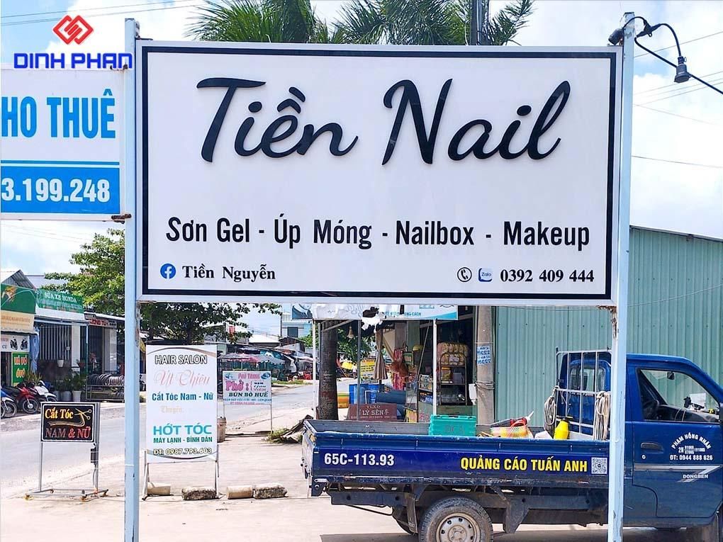 Bảng hiệu đứng kích thước lớn dịch vụ Tiền Nail.