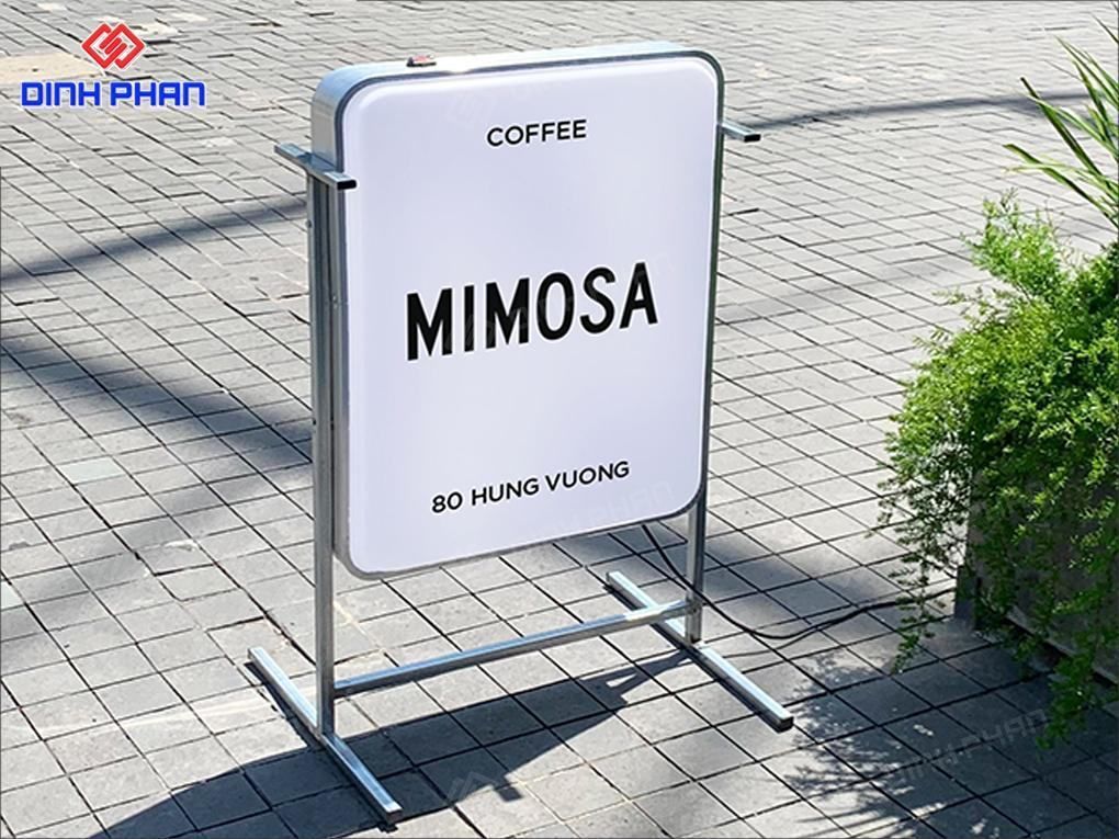 Hộp đèn đứng mica hút nổi bo góc quán Mimosa Coffee.