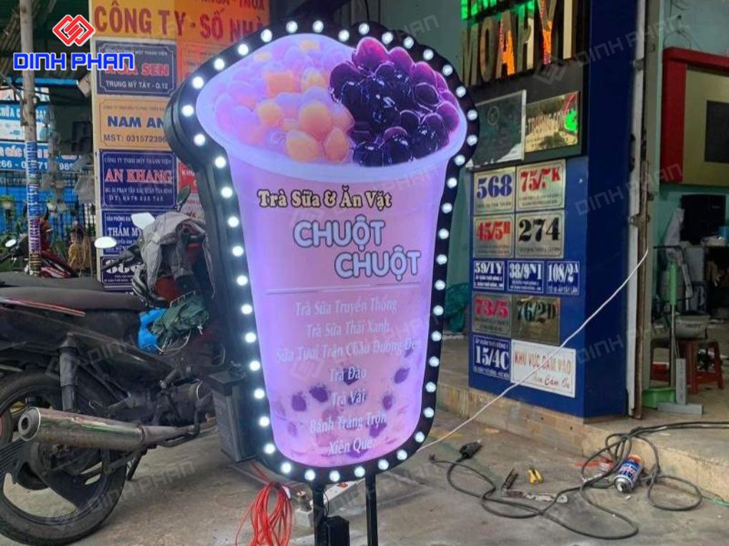 Hộp đèn mô hình ly trà sữa có đèn LED viền.