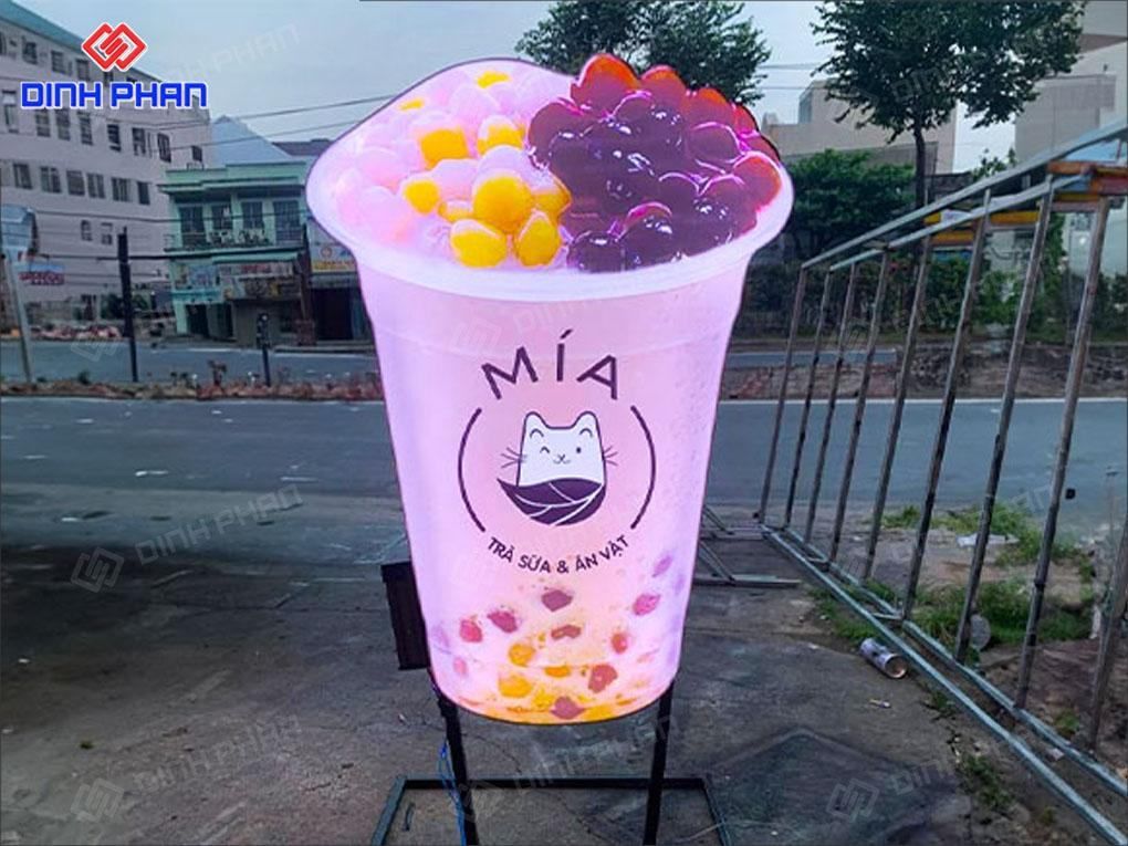 Hộp đèn đứng mô hình ly trà sữa MÍA phát sáng.