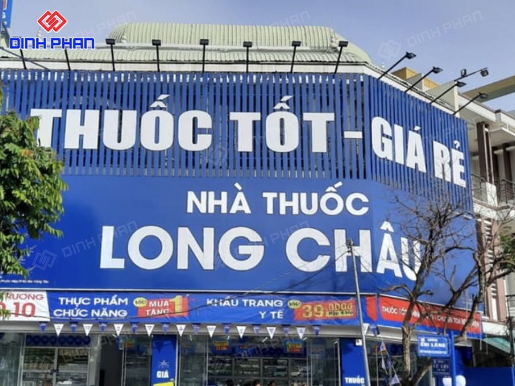 Bảng hiệu hộp đèn kích thước lớn nhà thuốc Long Châu.