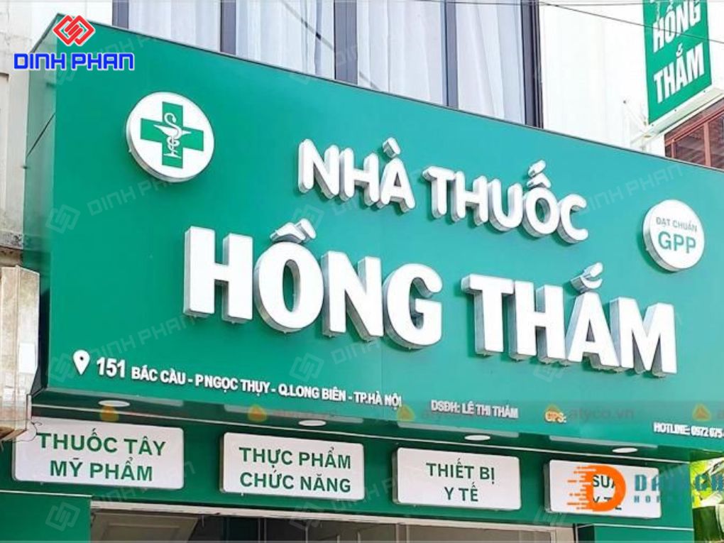 Bảng hiệu chữ nổi inox hắt sáng nhà thuốc Hồng Thắm.