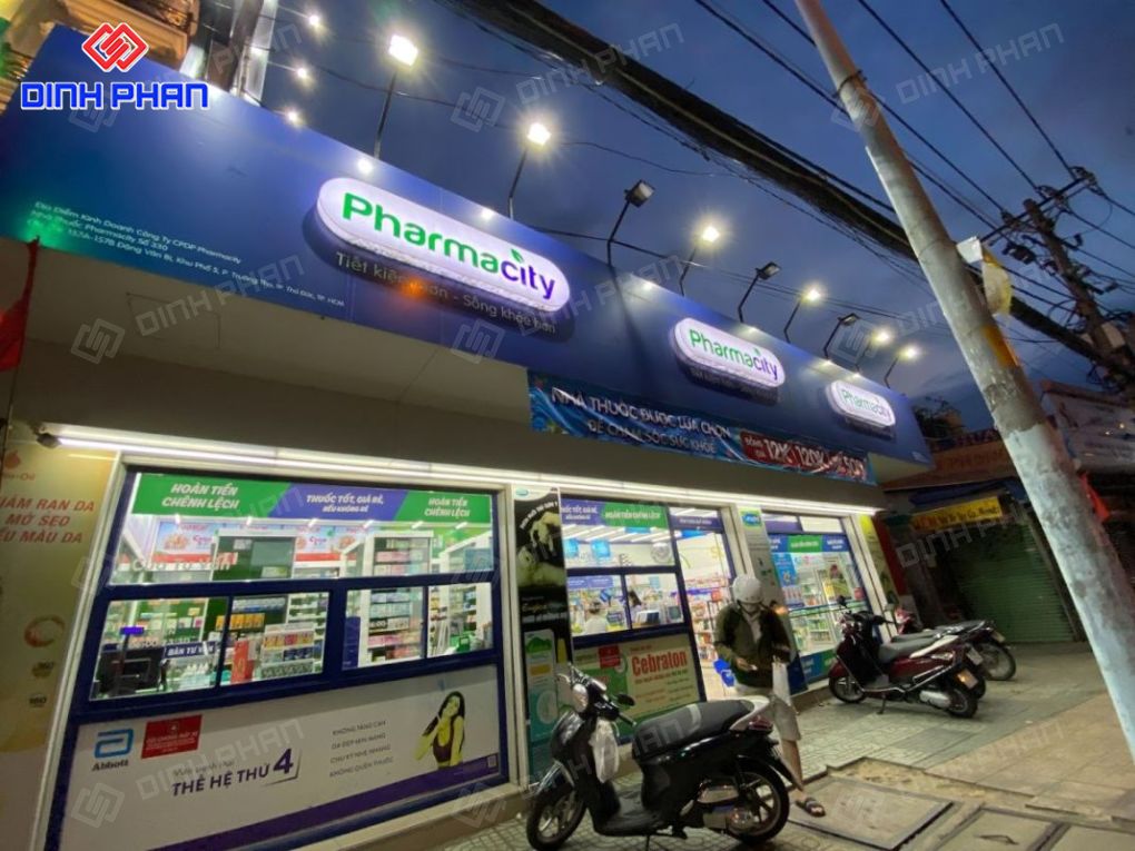 Bảng hiệu hộp đèn chiếu sáng ban đêm chuỗi Pharmacity.