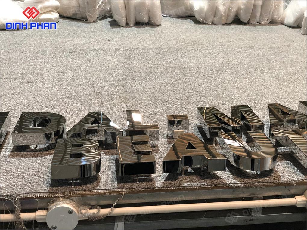 Bảng hiệu chữ inox trắng
