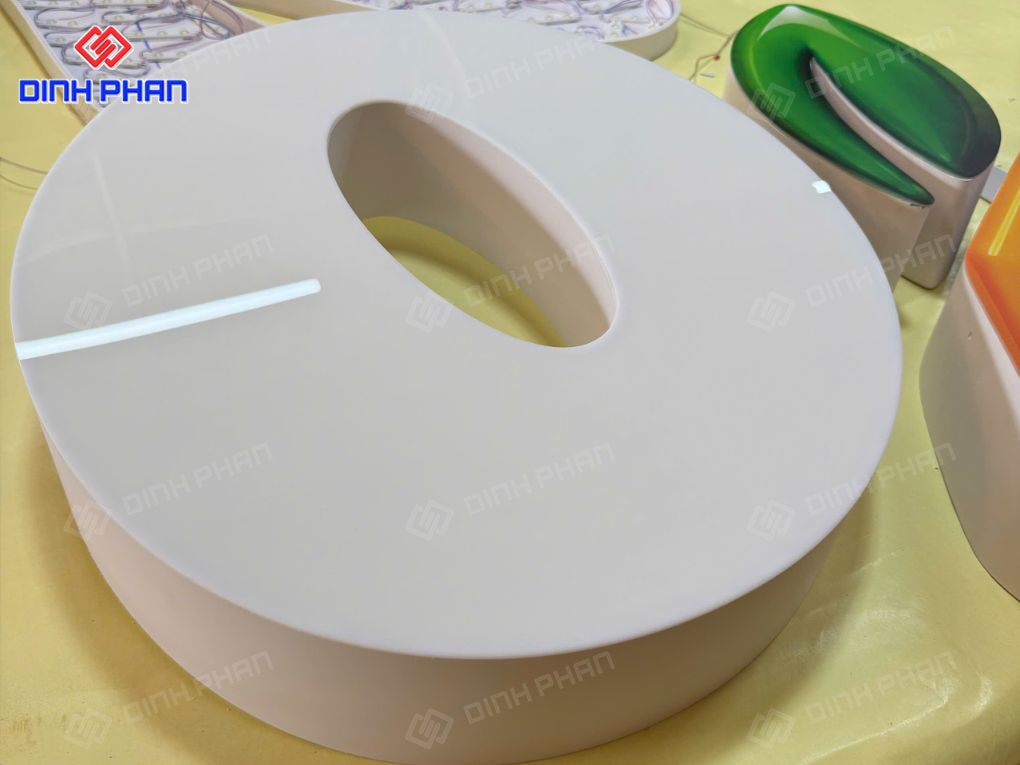 Chữ Fomex mặt Mica