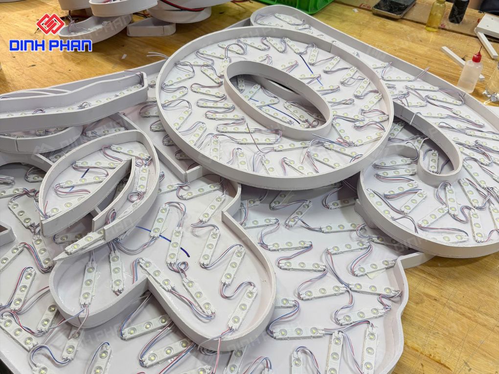Chữ Fomex mặt Mica
