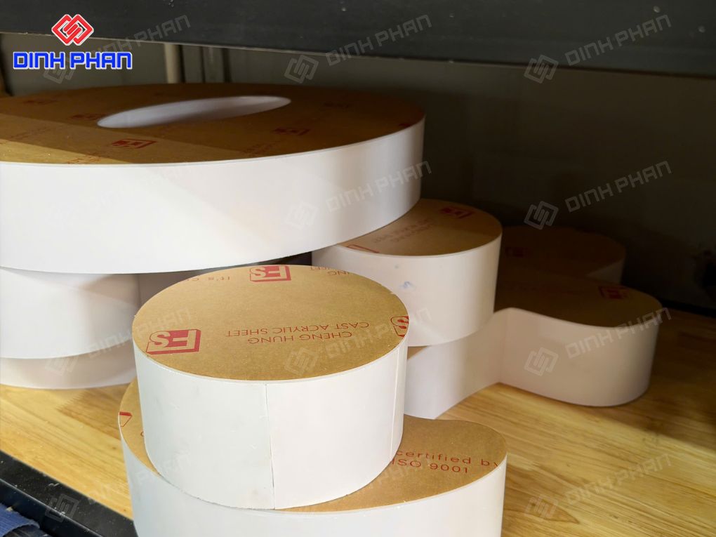 Chữ Fomex mặt Mica