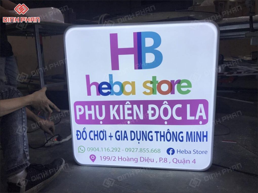 Hộp đèn mica vuông bo góc dùng cho cửa hàng.