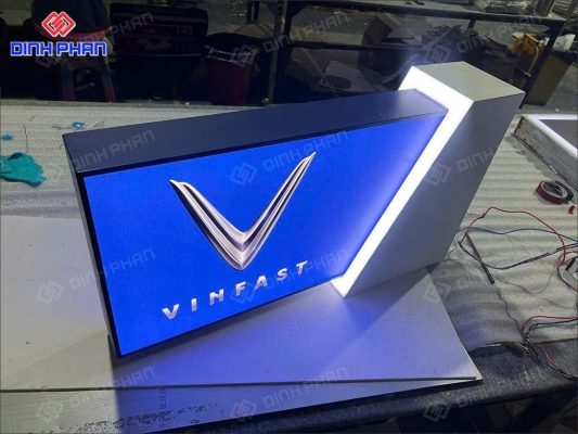 Hộp đen nàmh hiệu Vinfast